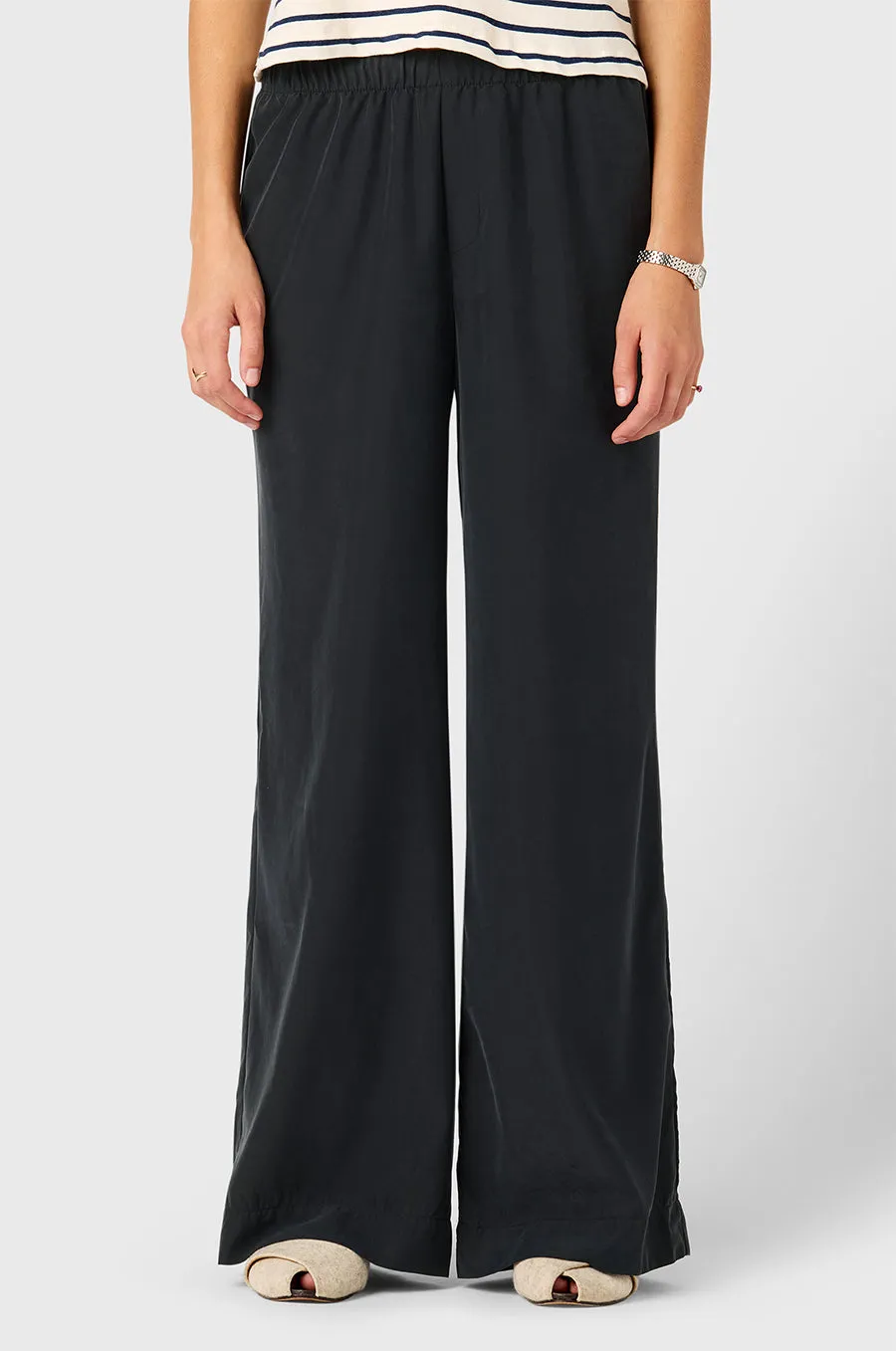 SILKY WIDE LEG PANT IN WASHED BLACK